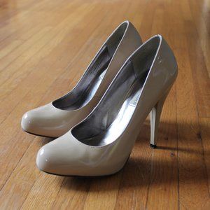 Steve Madden Nude Patent Leather Pumps (Size 8)